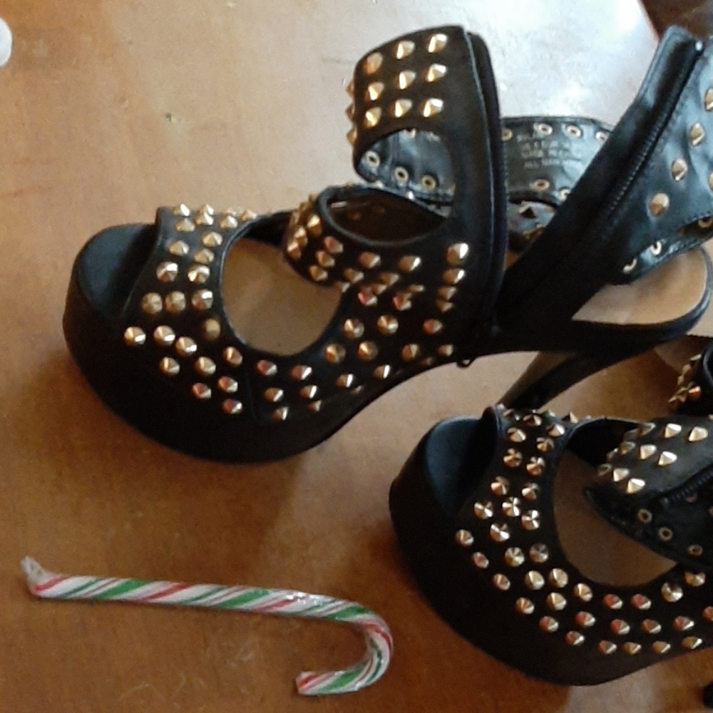 Killer spiked heels😈